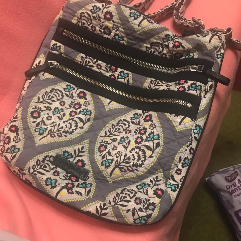 Vera Bradley crossbody purse with adjustable strap. Tri zip